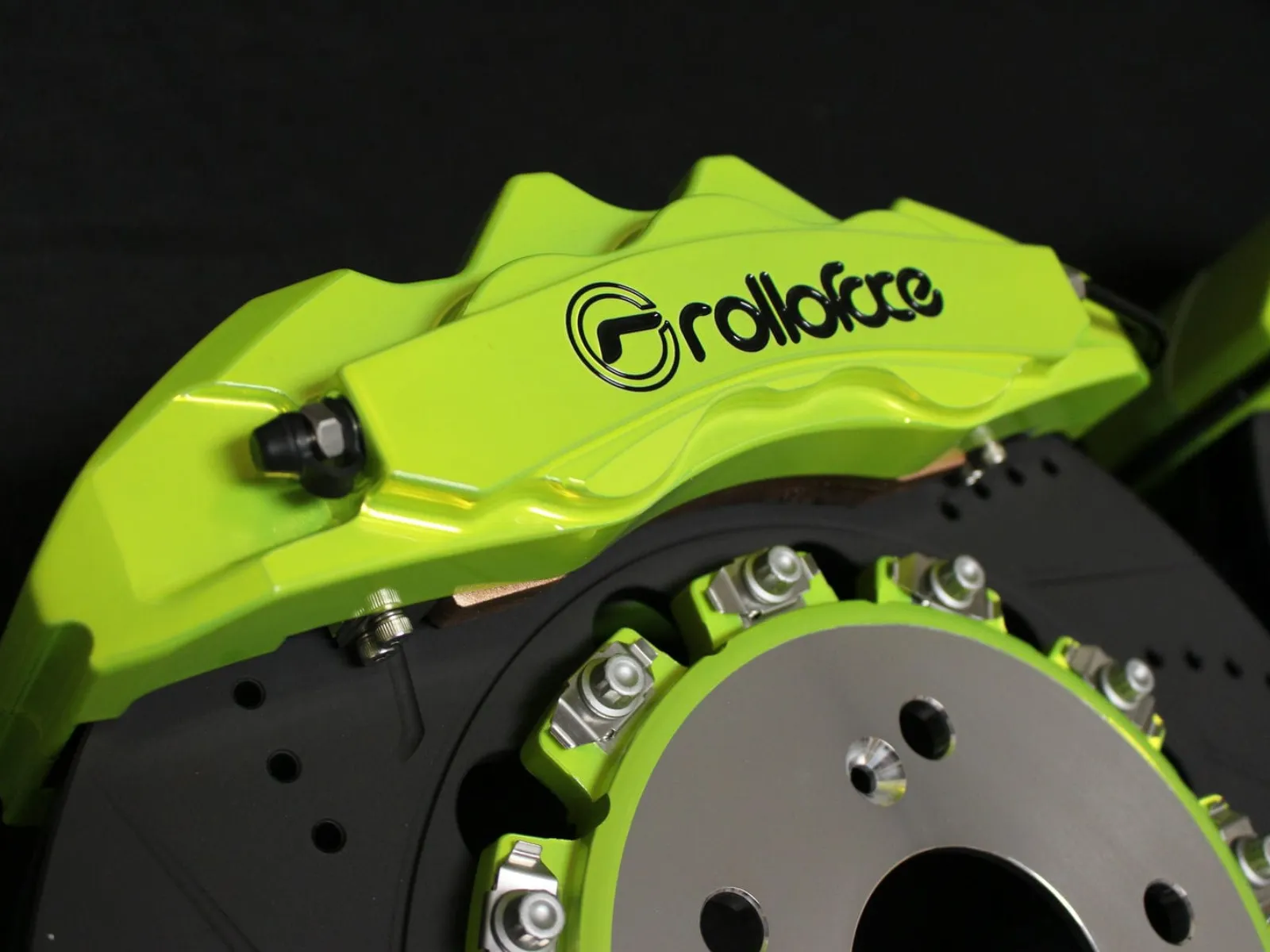 SS Series – Front forged 6 piston calipers > 2-piece 13″ / 13.5" / 14" / 14.4"  floating curved vanes rotors