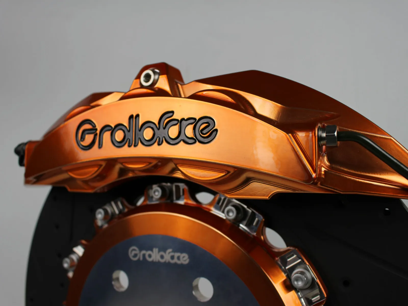 ST Series – Front fully forged “AeroFlow” 6 piston calipers > 2-piece 14″ / 15" ‘AeroFlow” floating curved vanes rotors