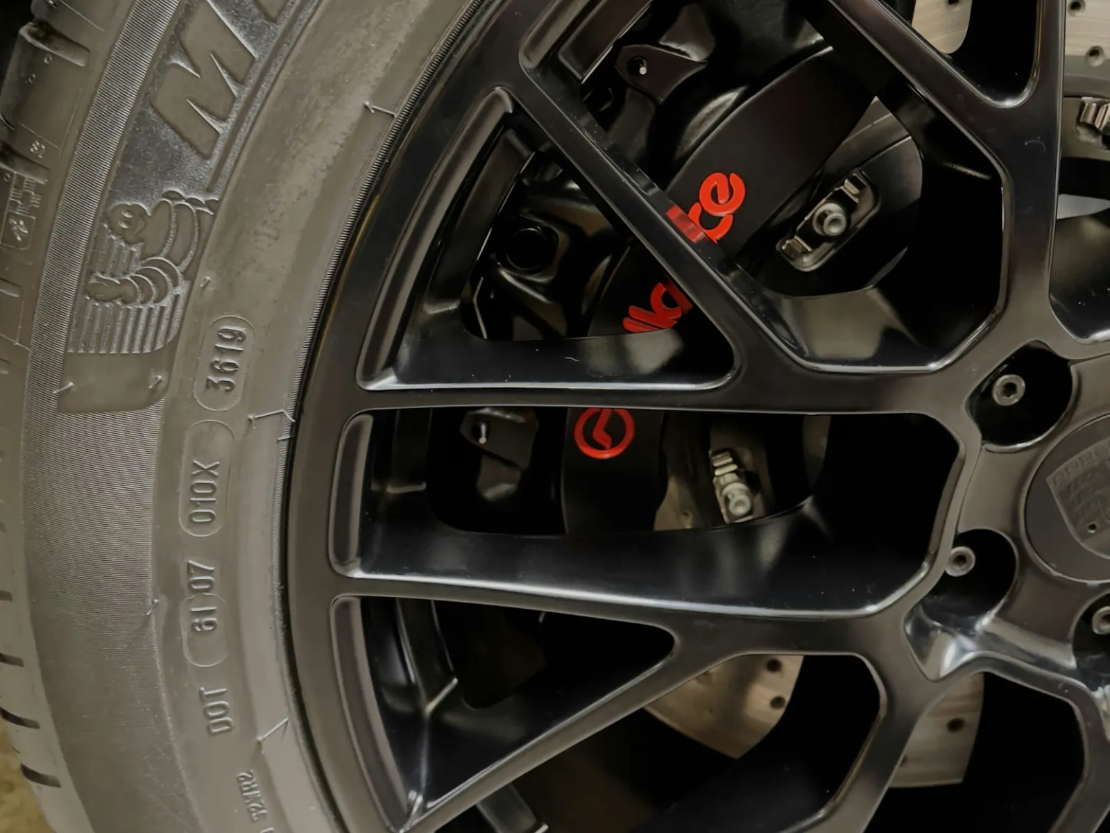 SR Series – Front fully forged huge 8 piston calipers > 2-piece  15" / 16″ ‘AeroFlow” floating curved vanes rotors 